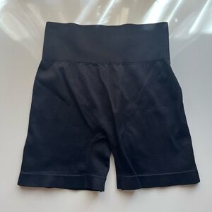 Black ribbed womans biker shorts